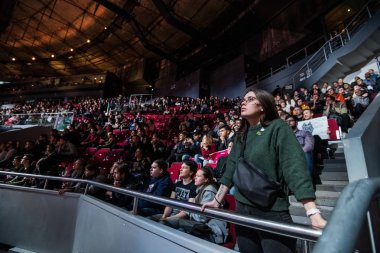 Saint Petersburg, Rusya - 28 Ekim 2017: Merkez üssü Counter Strike: küresel saldırgan cyber spor olay. Tribün genç video oyunları hayranları tam