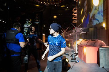 Saint Petersburg, Rusya - 28 Ekim 2017: Merkez üssü Counter Strike: küresel saldırgan cyber spor olay. Brezilya takımı Sk Gaming oyuncular kabin maçtan sonra üzerinden dışarı gidiyor. Taco önünde