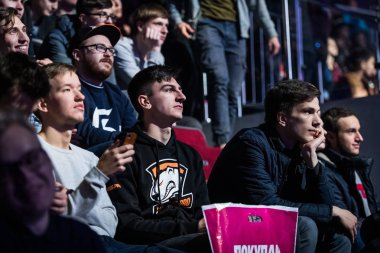 Saint Petersburg, Rusya - 28 Ekim 2017: Merkez üssü Counter Strike: küresel saldırgan cyber spor olay. Takım Virtus.pro fanlar