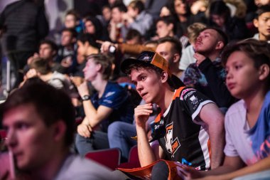 Saint Petersburg, Rusya - 28 Ekim 2017: Merkez üssü Counter Strike: küresel saldırgan cyber spor olay. Takım Virtus.pro fanlar