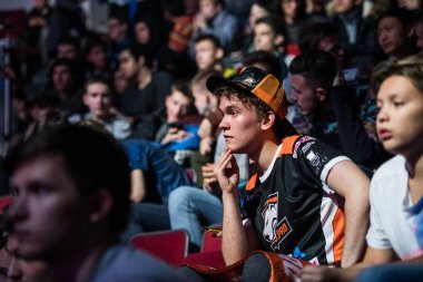 Saint Petersburg, Rusya - 28 Ekim 2017: Merkez üssü Counter Strike: küresel saldırgan cyber spor olay. Takım Virtus.pro fanlar