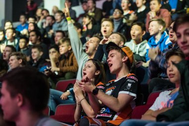 Saint Petersburg, Rusya - 28 Ekim 2017: Merkez üssü Counter Strike: küresel saldırgan cyber spor olay. Takım Virtus.pro fanlar