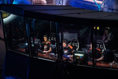 Saint Petersburg, Rusya - 28 Ekim 2017: Merkez üssü Counter Strike: küresel saldırgan cyber spor olay. Virtus.Pro oyuncular yerde takım: Taz, pashabiceps, snax