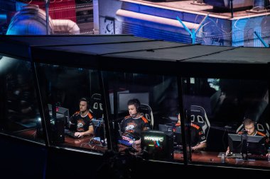 Saint Petersburg, Rusya - 28 Ekim 2017: Merkez üssü Counter Strike: küresel saldırgan cyber spor olay. Virtus.Pro oyuncular yerde takım: Taz, pashabiceps, snax, Neo