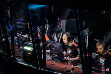 Saint Petersburg, Rusya - 28 Ekim 2017: Merkez üssü Counter Strike: küresel saldırgan cyber spor olay. Virtus.Pro oyuncular yerde takım: Wictor Taz Wojtas odak