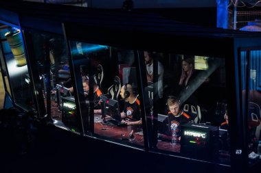 Saint Petersburg, Rusya - 28 Ekim 2017: Merkez üssü Counter Strike: küresel saldırgan cyber spor olay. Virtus.Pro oyuncular yerde takım: Neo önünde