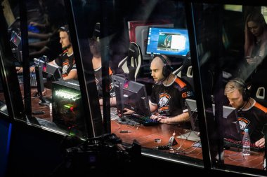 Saint Petersburg, Rusya - 28 Ekim 2017: Merkez üssü Counter Strike: küresel saldırgan cyber spor olay. Virtus.Pro oyuncular yerde takım: Wictor Taz Wojtas odak