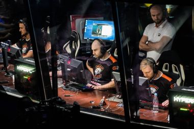 Saint Petersburg, Rusya - 28 Ekim 2017: Merkez üssü Counter Strike: küresel saldırgan cyber spor olay. Virtus.Pro oyuncular yerde takım: Wictor Taz Wojtas odak