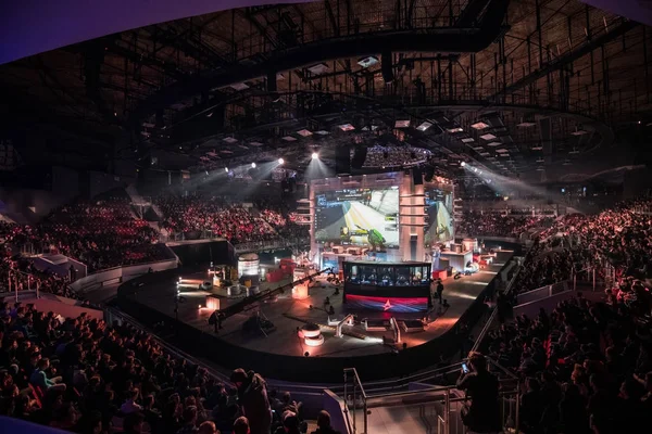 Petrohrad, Rusko - 28 října 2017: Epicentrum Counter Strike: Global Offensive cyber sportovní událost. Hlavní místo konání divadelní a filmová s živou obrázek ze hry — Stock fotografie