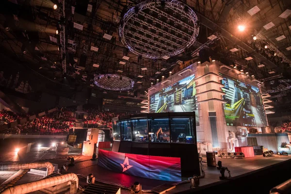 SAN PETERSBURG, RUSIA - 28 DE OCTUBRE DE 2017: EPICENTER Counter Strike: Global Offensive cyber sport event. Escenario principal del evento, cabina con jugadores y pantalla grande y personas sobre un fondo . — Foto de Stock