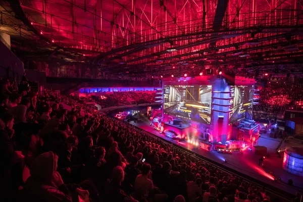 Saint Petersburg, Rusya - 28 Ekim 2017: Merkez üssü Counter Strike: küresel saldırgan cyber spor olay. Ana mekan ve büyük ekranlar sahne hayranları tam ortasına
