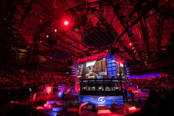 SAINT PETERSBURG, RUSSIA - 28 OTTOBRE 2017: EPICENTER Counter Strike: Global Offensive cyber sport event. Cabina dei giocatori con il team SK Gaming all'interno e grandi schermi sullo sfondo — Foto Stock