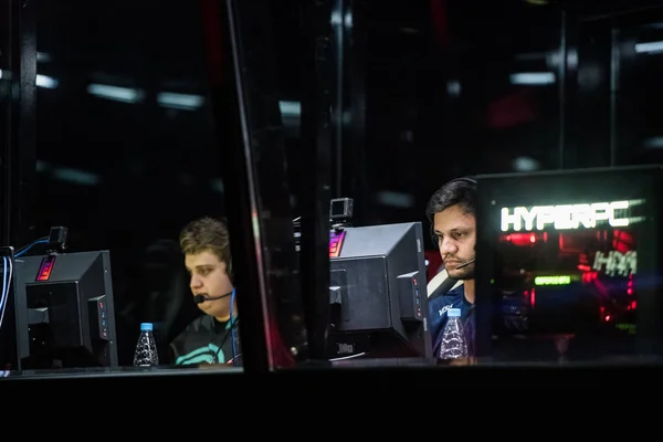 SAINT PETERSBURG, RÚSSIA - OUTUBRO 28 2017: EPICENTER Counter Strike: Global Offensive cyber sport event. Team SK Gaming: boltz e fer durante o jogo oficial do torneio em um palco . — Fotografia de Stock