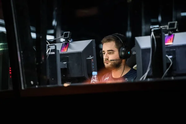 SAN PETERSBURG, RUSIA - 28 DE OCTUBRE DE 2017: EPICENTER Counter Strike: Global Offensive cyber sport event. Team SK Gaming: Gabriel Fallen Toledo durante el juego oficial del torneo en un escenario . —  Fotos de Stock