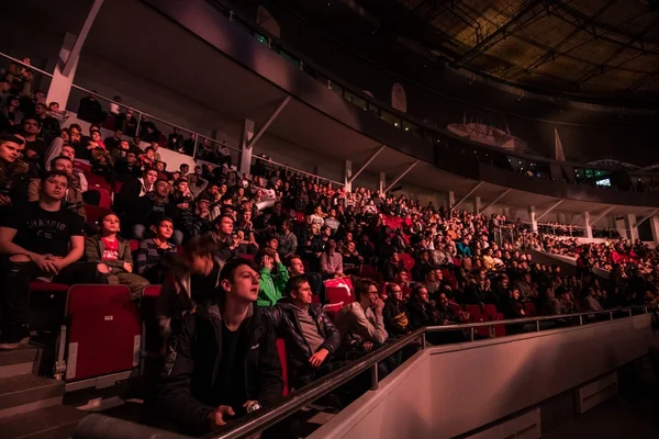 SAN PETERSBURG, RUSIA - 28 DE OCTUBRE DE 2017: EPICENTER Counter Strike: Global Offensive cyber sport event. Tribuna llena de jóvenes fanáticos de los videojuegos —  Fotos de Stock