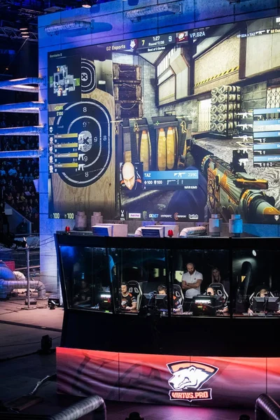 SAN PETERSBURG, RUSIA - 28 DE OCTUBRE DE 2017: EPICENTER Counter Strike: Global Offensive cyber sport event. Equipo virtus.pro en el lugar de los jugadores con el logotipo en una pantalla delante de una pantalla grande con un juego — Foto de Stock