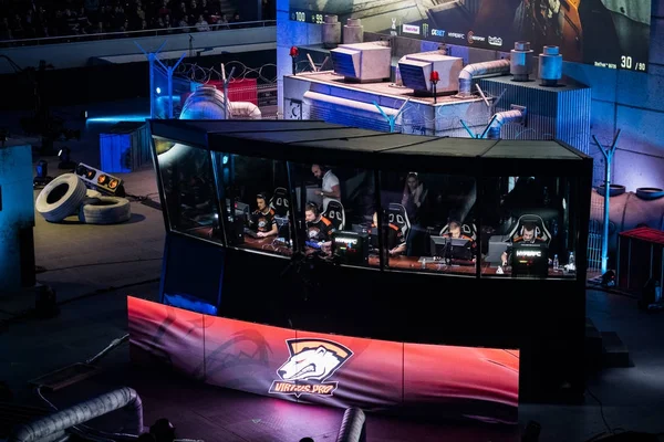 SAINT PETERSBURG, RÚSSIA - OUTUBRO 28 2017: EPICENTER Counter Strike: Global Offensive cyber sport event. Equipe virtus.pro em jogadores lugar com logotipo em uma tela na frente — Fotografia de Stock