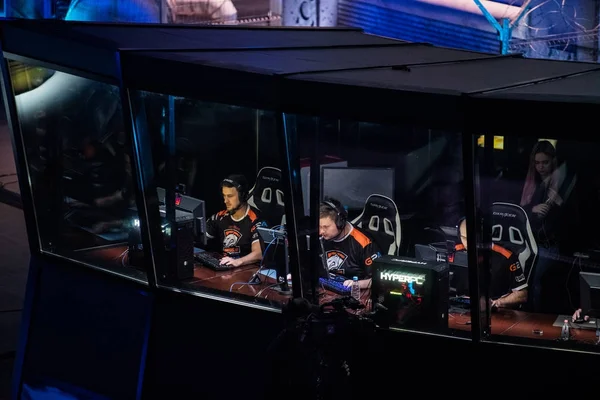 Saint Petersburg, Rusya - 28 Ekim 2017: Merkez üssü Counter Strike: küresel saldırgan cyber spor olay. Virtus.Pro oyuncular yerde takım: Taz, pashabiceps, snax