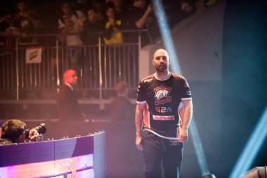 Saint Petersburg, Rusya - 29 Ekim 2017: Merkez üssü Counter Strike: küresel saldırgan cyber spor olay. Grand final maçı için Sahne Alanı'na gelen Wictor Taz Wojtas--dan Polonez ya