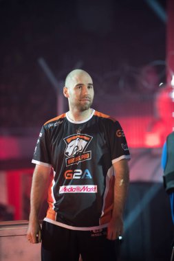 Saint Petersburg, Rusya - 29 Ekim 2017: Merkez üssü Counter Strike: küresel saldırgan cyber spor olay. Takım Virtus.Pro lideri ve son grand önce ana sahnede Wictor Taz Wojtas Kaptan