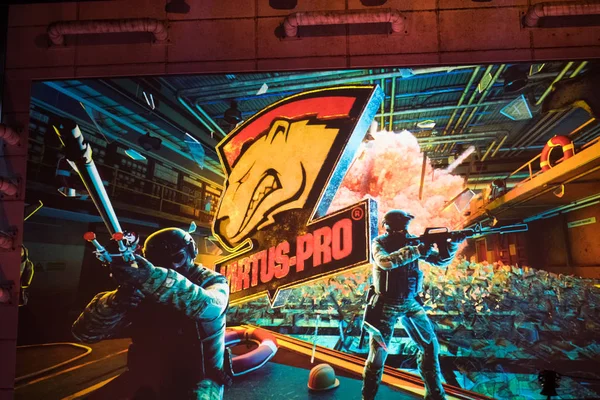 SAINT PETERSBURG, RÚSSIA - OUTUBRO 29 2017: EPICENTER Counter Strike: Global Offensive cyber sport event. Equipe virtus.pro logotipo em uma tela principal — Fotografia de Stock