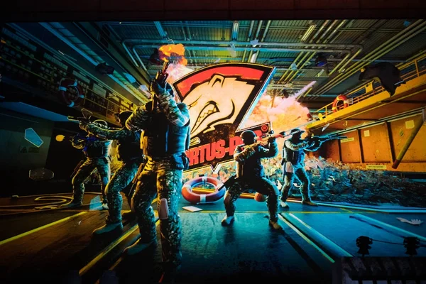 SAN PETERSBURG, RUSIA - 29 DE OCTUBRE DE 2017: EPICENTER Counter Strike: Global Offensive cyber sport event. Logotipo del equipo virtus.pro en una pantalla principal —  Fotos de Stock