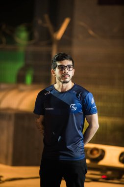 Saint Petersburg, Rusya - 29 Ekim 2017: Merkez üssü Counter Strike: küresel saldırgan cyber spor olay. Takım Sk Gaming oyuncu Brezilya Marcelo coldzera David büyük final önce ana sahnede