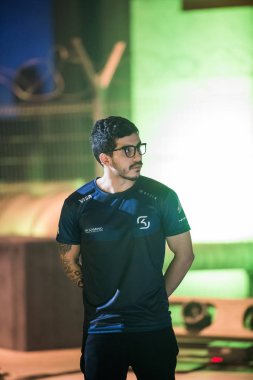 Saint Petersburg, Rusya - 29 Ekim 2017: Merkez üssü Counter Strike: küresel saldırgan cyber spor olay. Takım Sk Gaming oyuncu Brezilya Marcelo coldzera David büyük final önce ana sahnede