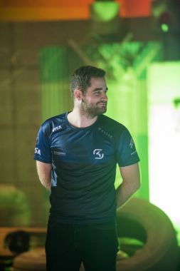 Saint Petersburg, Rusya - 29 Ekim 2017: Merkez üssü Counter Strike: küresel saldırgan cyber spor olay. Brezilya Gabriel düşmüş Toledo takım Sk Gaming oyuncu büyük final önce ana sahnede