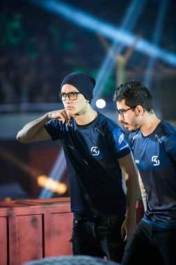 Saint Petersburg, Rusya - 29 Ekim 2017: Merkez üssü Counter Strike: küresel saldırgan cyber spor olay. Takım Sk Gaming agresif oyuncu ana sahne alanı'nda Brezilya Fernando fer Alvarenga önce