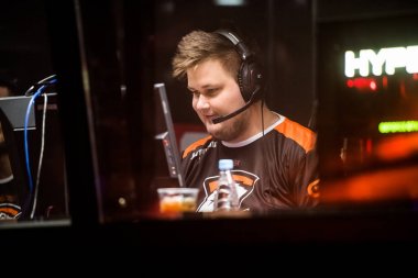 Saint Petersburg, Rusya - 29 Ekim 2017: Merkez üssü Counter Strike: küresel saldırgan cyber spor olay. Virtus.Pro profesyonel oyuncu turnuva grand final maçı sırasında oyuncular kabin.