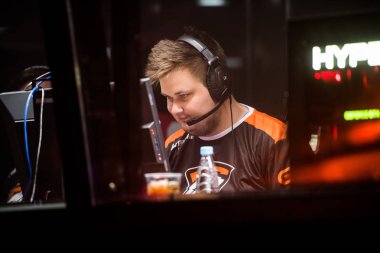 Saint Petersburg, Rusya - 29 Ekim 2017: Merkez üssü Counter Strike: küresel saldırgan cyber spor olay. Virtus.Pro profesyonel oyuncu turnuva grand final maçı sırasında oyuncular kabin.