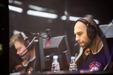 Saint Petersburg, Rusya - 29 Ekim 2017: Merkez üssü Counter Strike: küresel saldırgan cyber spor olay. Takım Virtus.pro profesyonel oyuncu oyuncular kabin grand final maçı sırasında