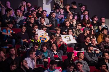 Saint Petersburg, Rusya - 29 Ekim 2017: Merkez üssü Counter Strike: küresel saldırgan cyber spor olay. Takım Virtus.pro profesyonel oyuncu oyuncular kabin grand final maçı sırasında