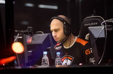 Saint Petersburg, Rusya - 29 Ekim 2017: Merkez üssü Counter Strike: küresel saldırgan cyber spor olay. Takım Virtus.pro profesyonel oyuncu oyuncular kabin grand final maçı sırasında