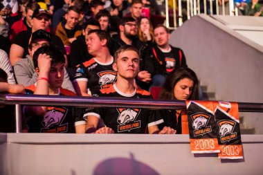 Saint Petersburg, Rusya - 29 Ekim 2017: Merkez üssü Counter Strike: küresel saldırgan cyber spor olay. Takım virtus.pro hayranları için favori takım sırasında büyük final tezahürat.