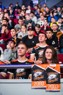 Saint Petersburg, Rusya - 29 Ekim 2017: Merkez üssü Counter Strike: küresel saldırgan cyber spor olay. Takım virtus.pro hayranları için favori takım sırasında büyük final tezahürat.