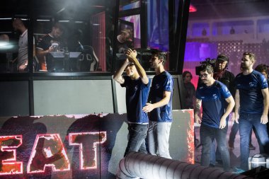 Saint Petersburg, Rusya - 29 Ekim 2017: Merkez üssü Counter Strike: küresel saldırgan cyber spor olay. Brezilya takımı Sk Gaming Kazananlar. Onlar ana kupa almak oyuncular kabin dışarı gidiyor 