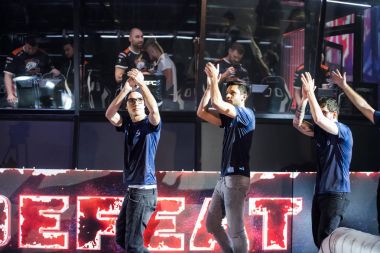 Saint Petersburg, Rusya - 29 Ekim 2017: Merkez üssü Counter Strike: küresel saldırgan cyber spor olay. Brezilya takımı Sk Gaming Kazananlar. Onlar ana kupa almak oyuncular kabin dışarı gidiyor 