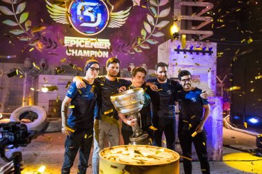 Saint Petersburg, Rusya - 29 Ekim 2017: Merkez üssü Counter Strike: küresel saldırgan cyber spor olay. Kazananlar Brezilya takımı Sk Gaming ana sahne alanı'nda ana kupasını alır. Bir kazanmak kutluyor.