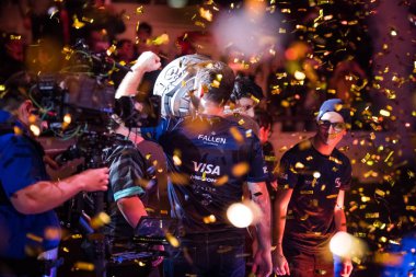 Saint Petersburg, Rusya - 29 Ekim 2017: Merkez üssü Counter Strike: küresel saldırgan cyber spor olay. Kazananlar Brezilya takımı Sk Gaming ana sahne alanı'nda ana kupasını alır. Bir kazanmak kutluyor.