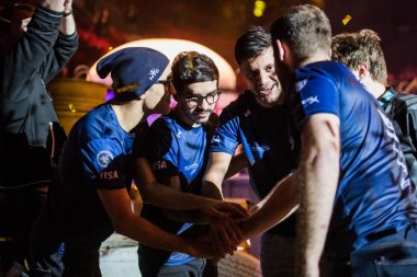 Saint Petersburg, Rusya - 29 Ekim 2017: Merkez üssü Counter Strike: küresel saldırgan cyber spor olay. Büyük final maç sonra birlikte kalan Brezilyalı kazanan takım Sk Gaming kutluyor.