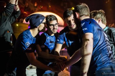 Saint Petersburg, Rusya - 29 Ekim 2017: Merkez üssü Counter Strike: küresel saldırgan cyber spor olay. Brezilya kazanan takım Sk Gaming grand final maçı sonrası kutluyor.