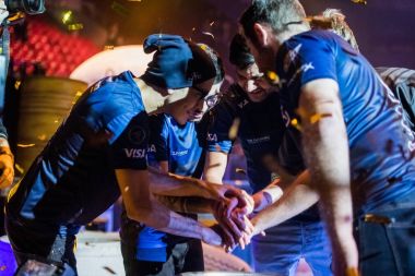 Saint Petersburg, Rusya - 29 Ekim 2017: Merkez üssü Counter Strike: küresel saldırgan cyber spor olay. Büyük final maç sonra birlikte kalan Brezilyalı kazanan takım Sk Gaming kutluyor.