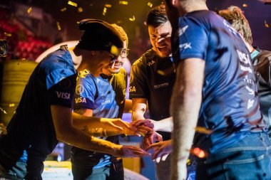 Saint Petersburg, Rusya - 29 Ekim 2017: Merkez üssü Counter Strike: küresel saldırgan cyber spor olay. Büyük final maç sonra birlikte kalan Brezilyalı kazanan takım Sk Gaming kutluyor.