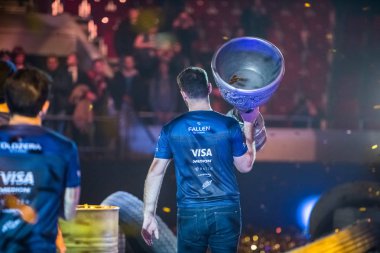 Saint Petersburg, Rusya - 29 Ekim 2017: Merkez üssü Counter Strike: küresel saldırgan cyber spor olay. Kazananlar Brezilya takımı Sk Gaming ana sahne alanı'nda ana kupasını alır. Bir kazanmak kutluyor.