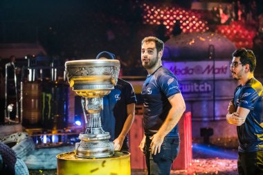 Saint Petersburg, Rusya - 29 Ekim 2017: Merkez üssü Counter Strike: küresel saldırgan cyber spor olay. Kazananlar Brezilya takımı Sk Gaming ana sahne alanı'nda ana kupasını alır. Bir kazanmak kutluyor.