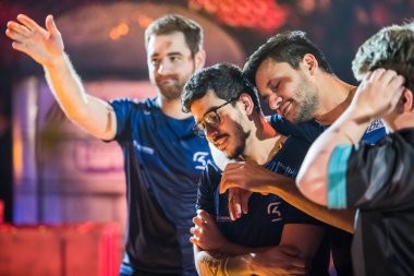 Saint Petersburg, Rusya - 29 Ekim 2017: Merkez üssü Counter Strike: küresel saldırgan cyber spor olay. Büyük final maç sonra birlikte kalan Brezilyalı kazanan takım Sk Gaming kutluyor.
