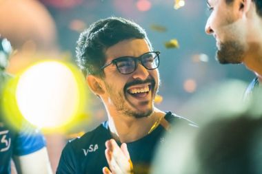 Saint Petersburg, Rusya - 29 Ekim 2017: Merkez üssü Counter Strike: küresel saldırgan cyber spor olay. En değerli oyuncu Mvp grand final maçı Marcelo coldzera sonra mutlu kalmak David