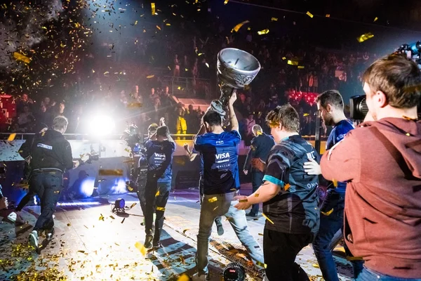 SAINT PETERSBURG, RUSSIA - 29 OTTOBRE 2017: EPICENTER Counter Strike: Global Offensive cyber sport event. Vincitori squadra brasiliana SK Gaming su un palco principale raccoglie la coppa principale. Festeggiare una vittoria . — Foto Stock